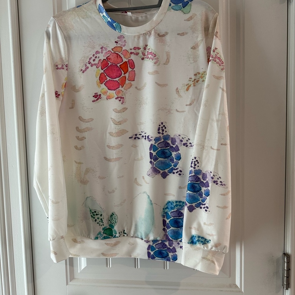 White top with turtles print -Large NWOT - Picture 3 of 9
